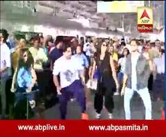 Katrina Kaif and Sidharth Malhotra perform on Kala Chashma at Jaipur Metro Station