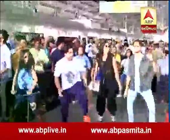 Katrina Kaif and Sidharth Malhotra perform on Kala Chashma at Jaipur Metro Station