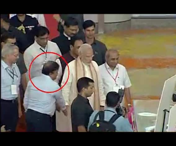 PM modi with AAI Chairman gurudas mohapatra in vadodara