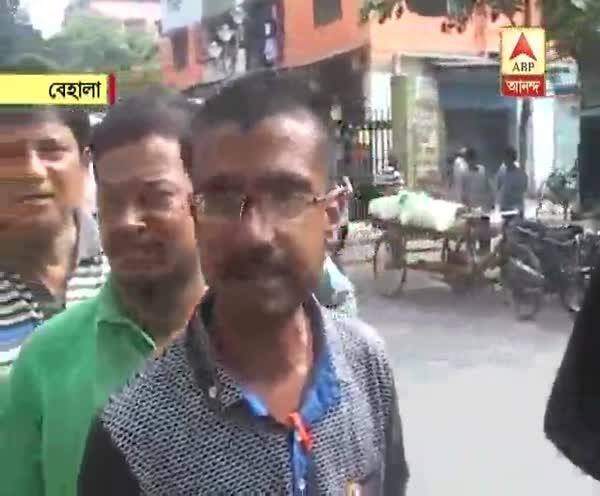  বেহালার ব্যাঙ্কে টাকা না পেয়ে উত্তেজিত গ্রাহকরা