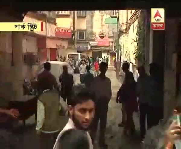  রফি আহমেদ কিদোয়াই রোডে কাপড়ের গুদামে আগুন, আধঘণ্টার চেষ্টায় আগুন নিয়ন্ত্রণে আসে