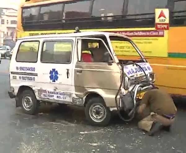  গোলপার্কে বেকারি ভ্যানে ধাক্কা বেপরোয়া অ্যাম্বুল্যান্সের, গুরুতর জখম ভ্যানচালক