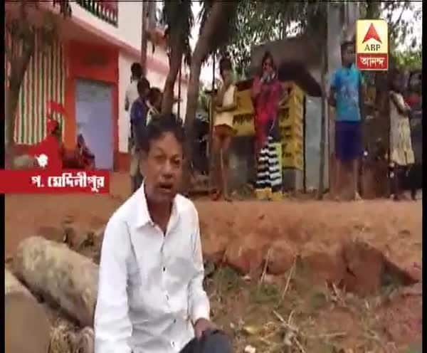  স্কুলের সামনে পড়ে গেলেন মদ্যপ প্রধান শিক্ষক