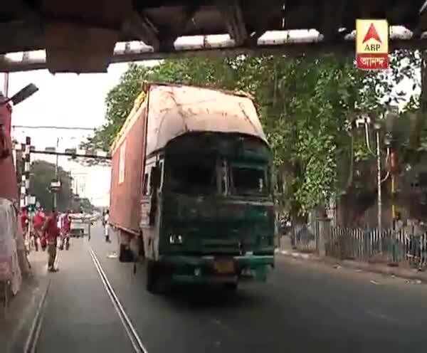  ফের চারু মার্কেট থানা এলাকায় টালিগঞ্জ রেলসেতুর নিচে কন্টেনার আটকে, ব্যাহত যান চলাচল