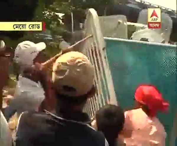  মেয়ো রোডে গার্ডওয়াল ভাঙার চেষ্টা, কাঁদানে গ্যাস, লাঠিচার্জ পুলিশের