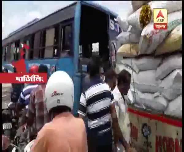  শিলিগুড়িতে উত্তরকন্যার সামনে স্কুলবাসের সঙ্গে সরকারি বাসের মুখোমুখি সংঘর্ষ,  আহত ৯ স্কুলপড়ুয়া