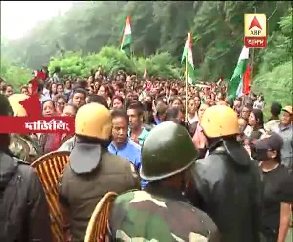  বিমল গুরুঙ্গের বাড়িতে তল্লাশি অভিযানের প্রতিবাদে দার্জিলিঙে মোর্চা সমর্থকদের বিক্ষোভ মিছিল