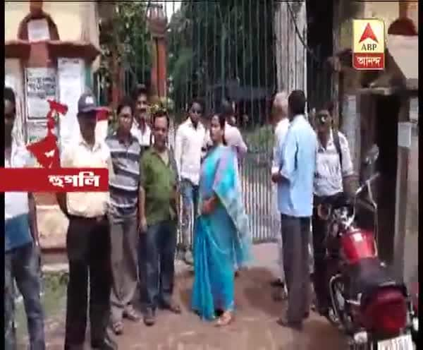  চুঁচুড়া আদালতের ভবন স্থানান্তরিত না করার দাবিতে আইনজীবীদের ধর্মঘট