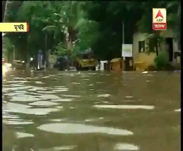  ৩ দিন ধরে ভারি বর্ষণে বিপর্যস্ত মুম্বইয়ের জনজীবন,দেরিতে চলছে ট্রেন, রাস্তাঘাট জলমগ্ন