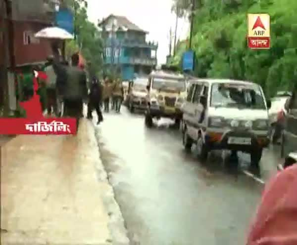  দার্জিলিং থেকে জেলা শাসকের অফিসের সামনের ছবি তুলে ধরলেন এবিপি আনন্দর প্রতিনিধি