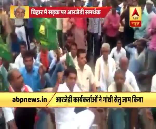 Patna: Vehicles stuck in traffic jam as RJD supporters block Mahatma ...