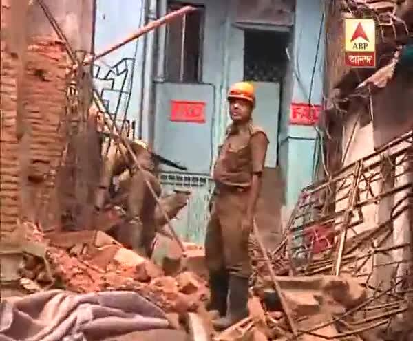  বউবাজারে ভেঙে পড়ল পুরনো বাড়ি, বেশ কয়েকজনের আটকে পড়ার আশঙ্কা রয়েছে