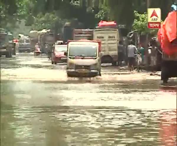  প্রবল বৃষ্টিতে জলমগ্ন তারাতলা