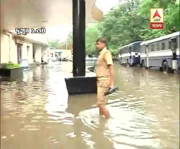  প্রবল বৃষ্টিতে জল থইথই আলিপুর বডিগার্ড লাইন, সেই ছবিই তুলে ধরেছেন এবিপি আনন্দ প্রতিনিধি