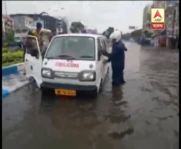  কৈখালিতে বৃষ্টির জমা জলে আটকে অ্যাম্বুল্যান্স, হেঁটে অটোয় উঠলেন রোগী