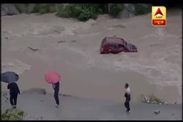  উত্তরাখণ্ডে জলের তোড়ে ভেসে গেল গাড়ি