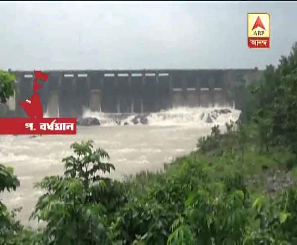  প্রবল বৃষ্টির জেরে দুর্গাপুর ব্যারেজ থেকে জল ছাড়া শুরু করেছে ডিভিসি