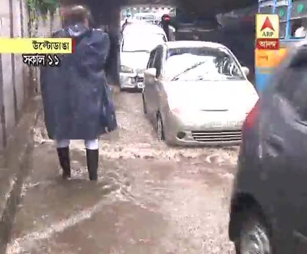  টানা বৃষ্টির জেরে জল জমে বিপর্যস্ত উল্টোডাঙা আন্ডারপাস