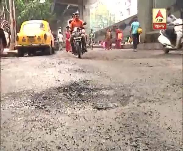  টানা বৃষ্টির জেরে বেহাল পার্ক সার্কাস রোড, দেখুন