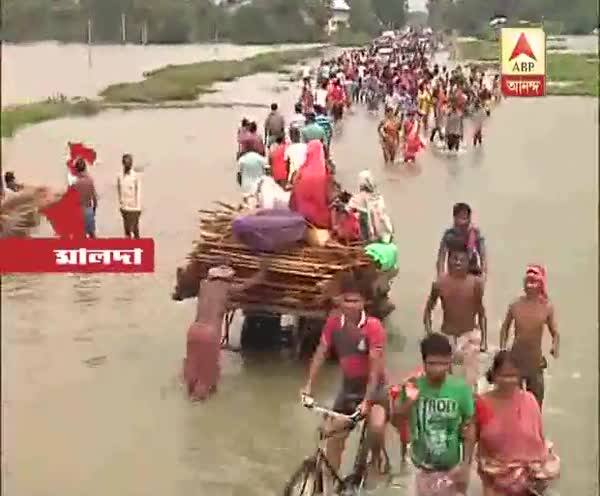  মালদার ৮১ নম্বর জাতীয় সড়ক উপর দিয়ে বইছে বন্যার জল, সেই দুর্গম এলাকায় পৌঁছল এবিপি আনন্দ, দেখুন