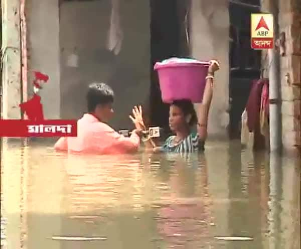  মালদার ভয়ঙ্কর বন্যার পরিস্থিতির ছবি তুলে ধরেছেন এবিপি আনন্দর প্রতিনিধি