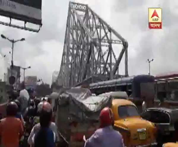  হাওড়া ব্রিজে ২ টি বাসের রেষারেষি, জখম ৩ জন