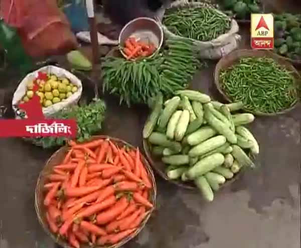  উত্তরবঙ্গে বন্যা পরিস্থিতির জেরে শিলিগুড়ি বাজারে নিত্য প্রয়োজনীয় দ্রব্যের আকাশ ছোঁয়া দাম