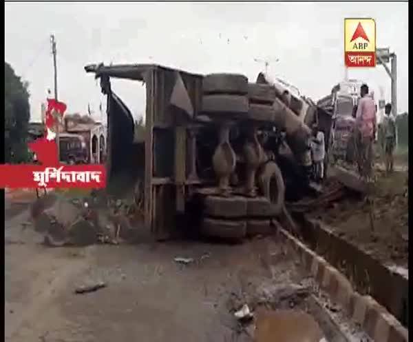  ফরাক্কায় পাথর বোঝাই ট্রাকের সঙ্গে বাসের সংঘর্ষে জখম ২০ জন যাত্রী,৪ জনের অবস্থা আশঙ্কাজনক