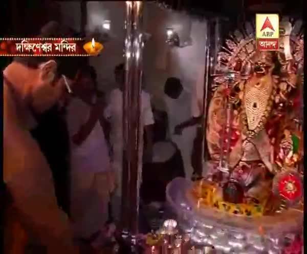  কালীপুজোয় নতুন শাড়ি, গয়না দিয়ে সাজানো হয়েছে দক্ষিণেশ্বরের ভবতারিণী মাকে