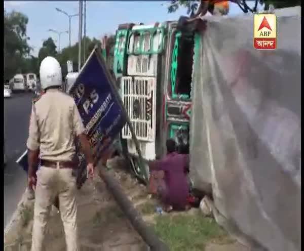  বেলঘরিয়া এক্সপ্রেসওয়েতে দুর্ঘটনা, নিয়ন্ত্রণ হারিয়ে উল্টে গেল পণ্য বোঝাই লরি