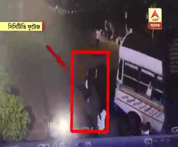  সল্টলেক সেক্টর ফাইভে বেপরোয়া বাসের ধাক্কায় এক মহিলা তথ্য-প্রযুক্তি কর্মীর মৃত্যু, প্রকাশ্যে এল সিসিটিভি ফুটেজ