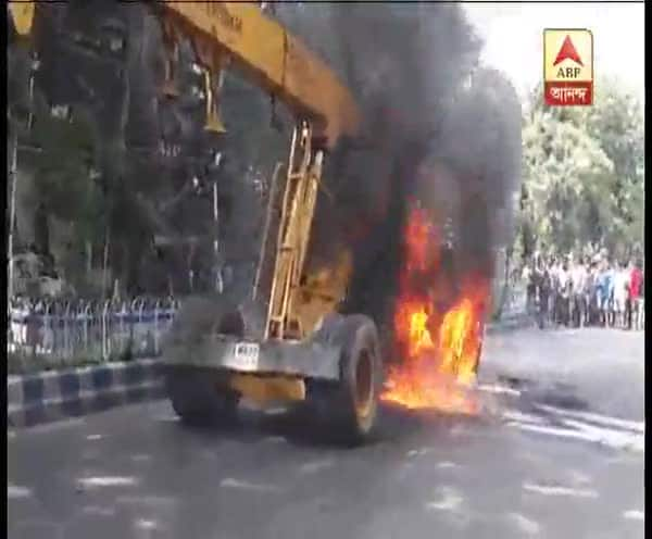  বেলেঘাটা সিআইটি রোডে বেপরোয়া গতির ক্রেনের ধাক্কায় ষষ্ঠ শ্রেণির ছাত্রীর মৃত্যু ঘিরে ধুন্ধুমার, ক্রেনে আগুন