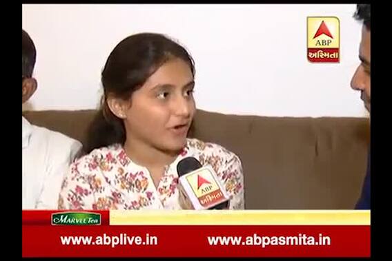 Girl Gets On Rahul Gandhi\'s Van For Selfie