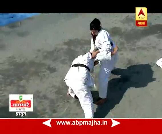 Ghe Bharari : Be Alert : Self Defence in Local Train 27-11-2017