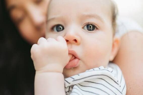 In Graphics: क्या आपका बच्चा अंगूठा पीता है या नाखून खाता है! तो उसे टोके नहीं, क्योंकि...