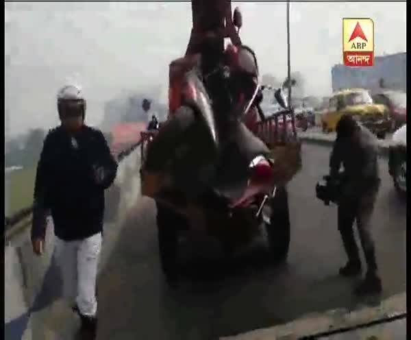  মা উড়ালপুলে বিকল গাড়িতে ধাক্কা বেপরোয়া স্কুটারের, আহত ছাত্রী