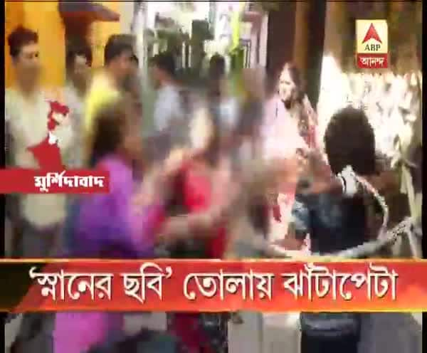  মহিলাদের ‘স্নানের ছবি’ তোলায় যুবককে ঝাঁটাপেটা