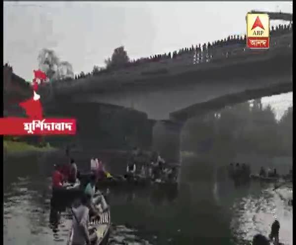  মুর্শিদাবাদ বাস দুর্ঘটনা, খালে নৌকা নামিয়ে যাত্রীদের উদ্ধারের চেষ্টা