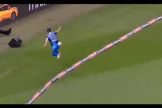 The best catch you\'ll ever see in Cricket!