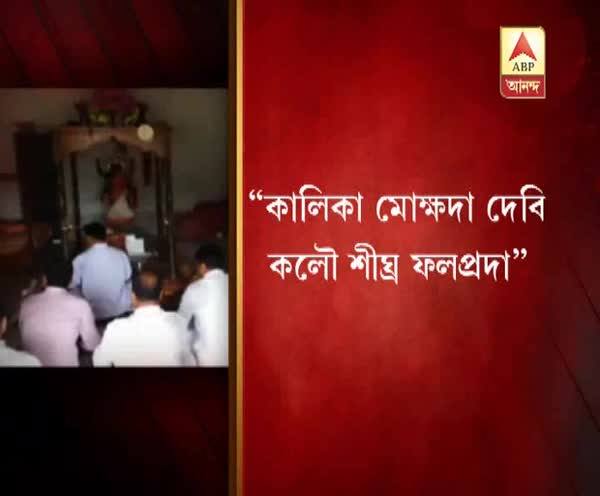  কালীমন্দিরে পুজো দিলেন উত্তর দিনাজপুরের পুলিশ সুপার, খোঁচা সিপিএমের