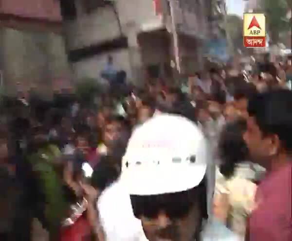  কারমেল: অভিযুক্তকে স্কুল থেকে বের করে নিয়ে যাওয়ার সময় আচমকা অভিভাবকদের আঘাতে জখম পুলিশ