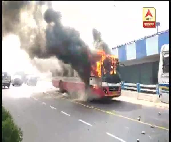  অগ্নিগর্ভ চিংড়িঘাটা, পুলিশকে লক্ষ্য করে দফায় দফায় ইটবৃষ্টি, বাসে আগুন