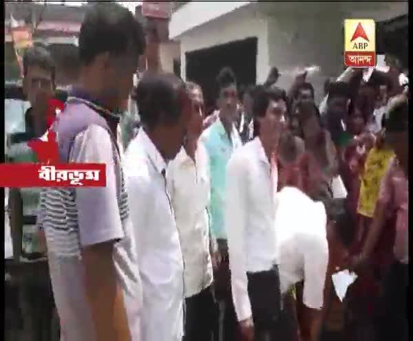  পঞ্চায়েত ভোট: বীরভূমের রামপুরহাট ২ ও নলহাটি ২ নম্বর ব্লকে মনোনয়নপত্র পোড়ালেন বাম ও কংগ্রেস প্রার্থীরা