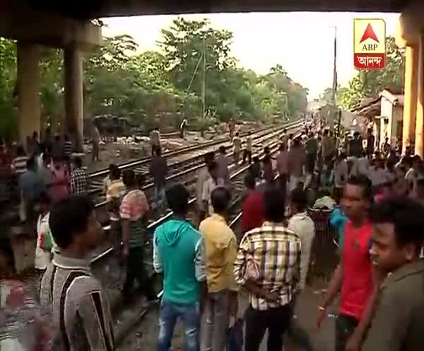  সকালে যাদবপুর স্টেশনে প্ল্যাটফর্মের কাছে এক ব্যক্তির মৃতদেহ উদ্ধার ঘিরে চাঞ্চল্য