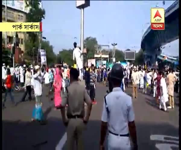  কাঠুয়াকাণ্ডের প্রতিবাদে পার্কসার্কাসে পথ অবরোধ