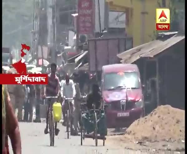  মুর্শিদাবাদের সামসেরগঞ্জে আক্রান্ত কংগ্রেস সাংসদ আবু হাসেম খান চৌধুরীর গাড়ি