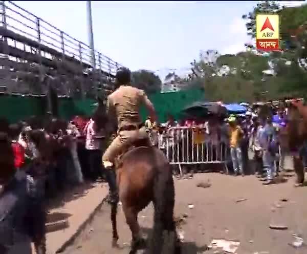  ইডেনে আইপিএলের টিকিট নিয়ে ধুন্ধুমার, কালোবাজারির ছবি তোলায় পুলিশের বিরুদ্ধে মারের অভিযোগ, তারপর কী হল দেখুন