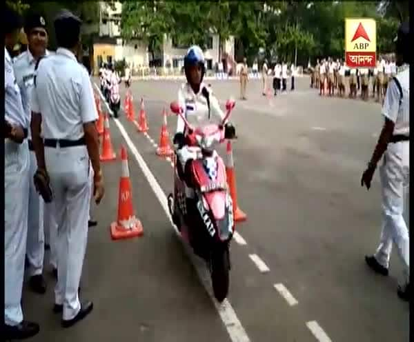  এবার শহরে যান চলাচল নিয়ন্ত্রণ করতে দেখা যাবে মহিলা ট্রাফিক অফিসারদের