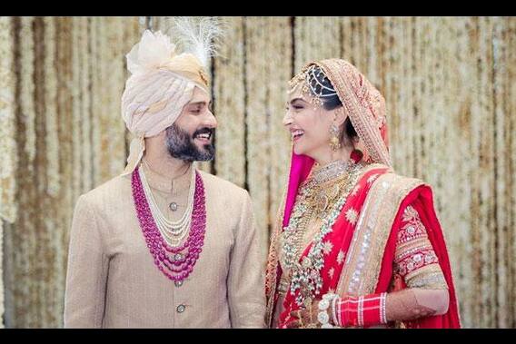 Sonam Kapoor and Anand Ahuja are MARRIED now, watch video 