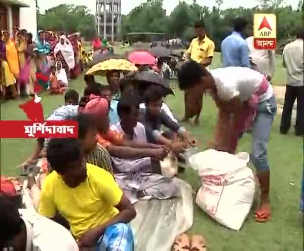  মুর্শিদাবাদে পুনর্নির্বাচনে ভোটারদের দেওয়া হচ্ছে মুড়ি-বিস্কুট